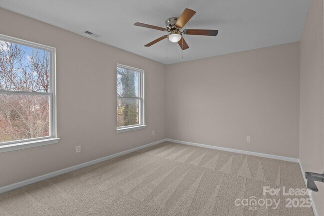 Building Photo - 302 Flanders Dr