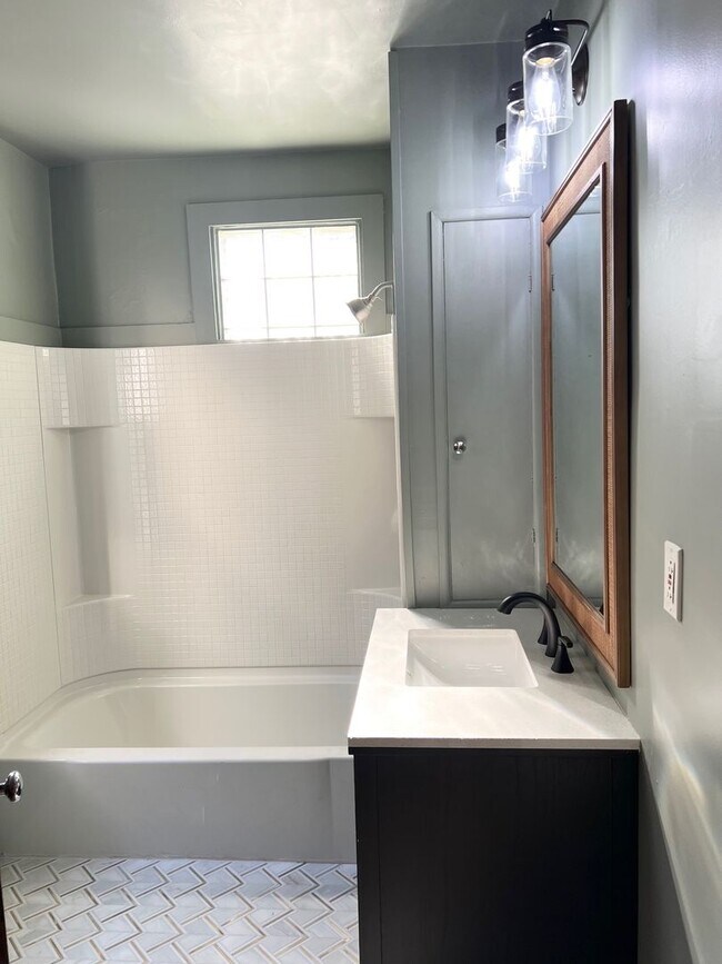 Building Photo - Newly Remodeled 3 or 4 Bedroom in Swissval...