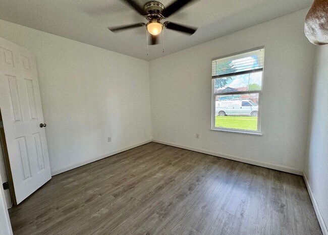 Building Photo - Like new!  3/2/2 Country Aire Estates
