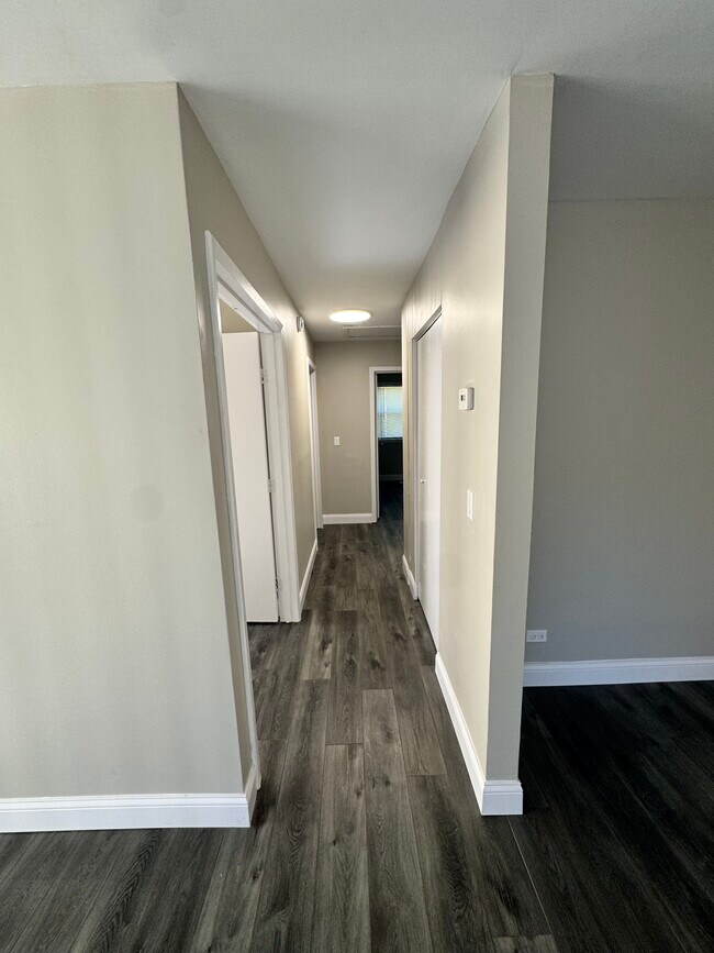 Building Photo - 5556 Allemong Dr