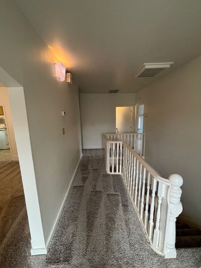 Building Photo - 2 Bedroom 1 Bath Apt in Newberg