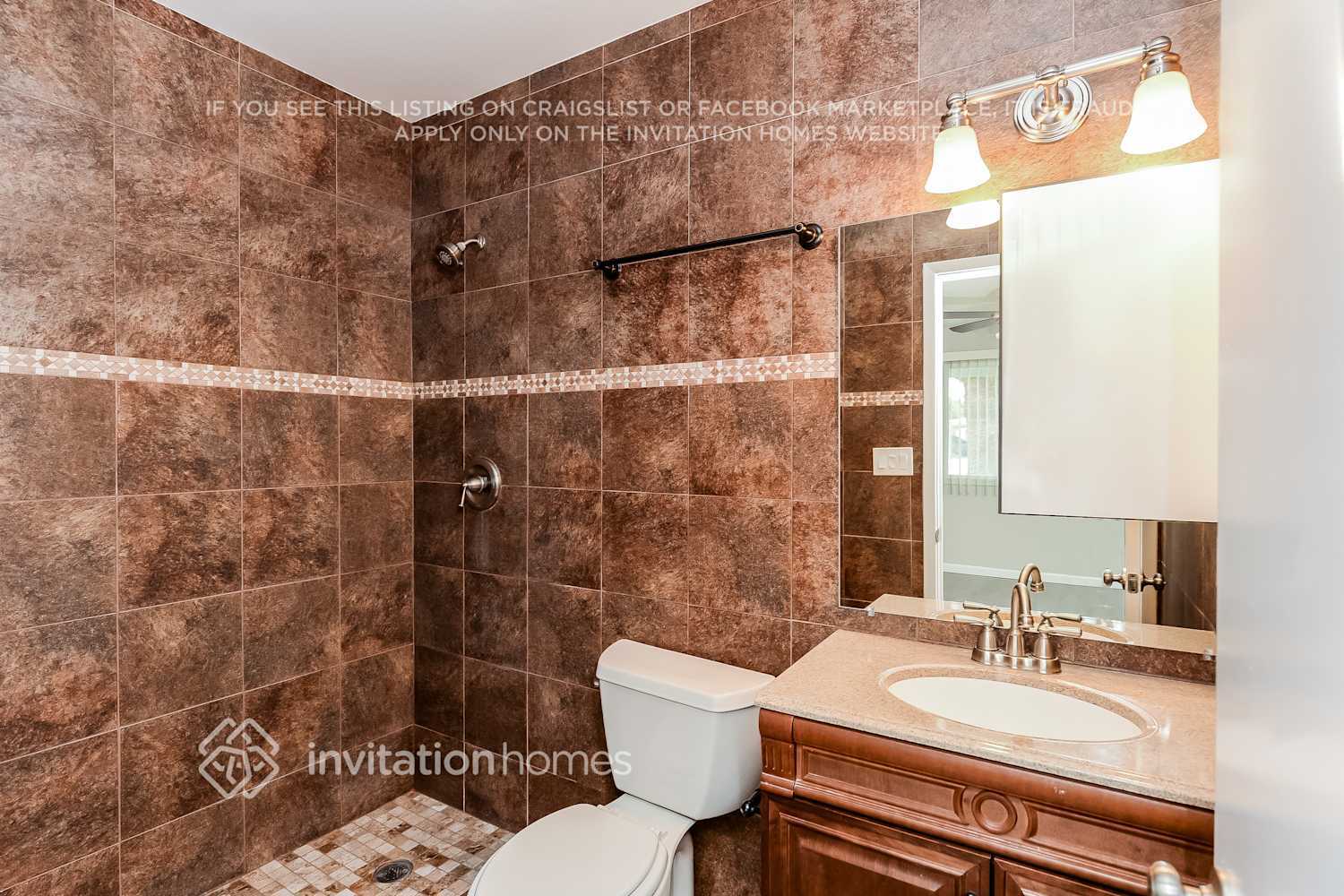 Building Photo - 4907 S Park Dr