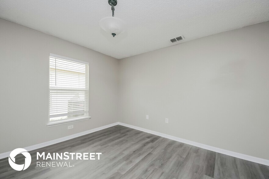 Building Photo - 17401 Silver Creek Ct