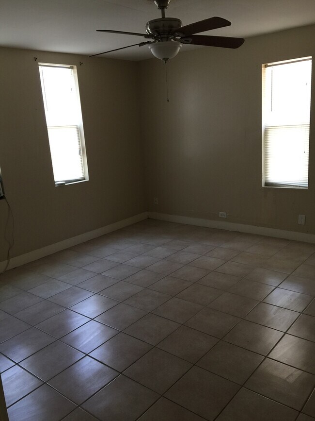 Building Photo - Completely renovated Large house, perfect for a family or young professional!