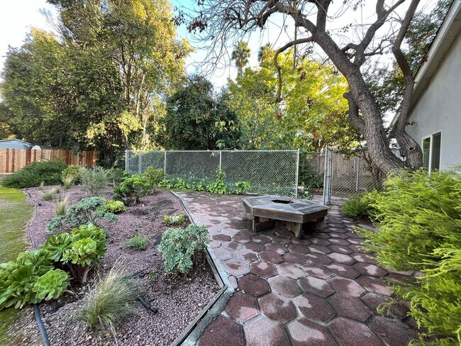 Building Photo - Upgraded Woodland Hills 2+2.5 plus 2 bonus rooms and Studio Guest House with kitchen and full bath!!