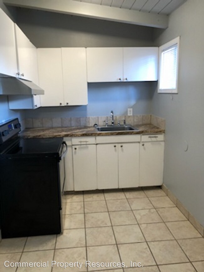 Building Photo - 825 Waverly Dr SE