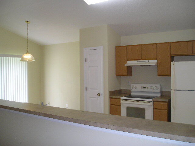 Building Photo - CENTRALLY LOCATED!