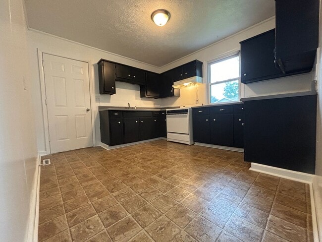 Building Photo - Available Now 2 bedroom 1 bathroom with 2 ...