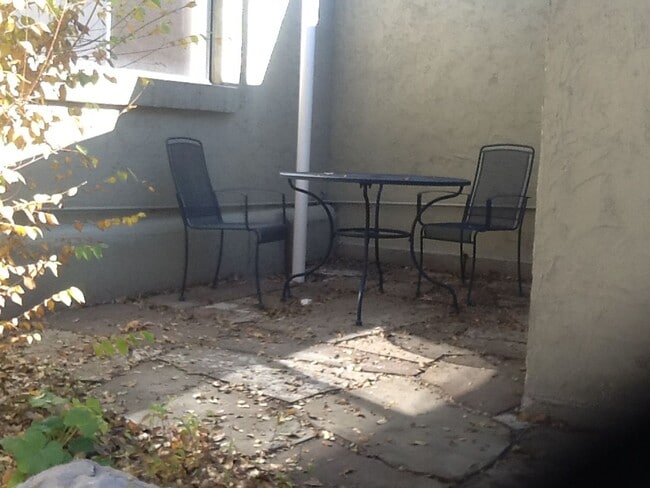 Building Photo - 1 Bedroom 1 Bath with bonus room and priva...