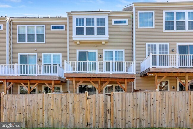 Building Photo - 439 Foxglove Way