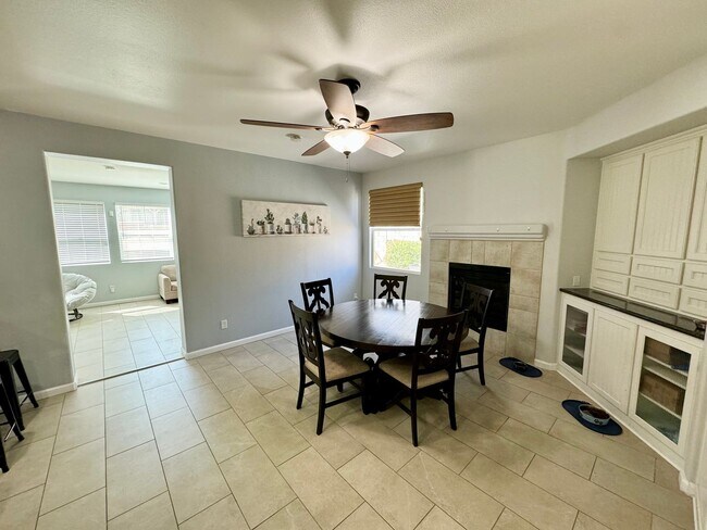Building Photo - Spacious 6 bedroom home