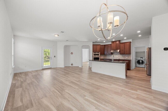 Building Photo - 528 Ayinger Ln