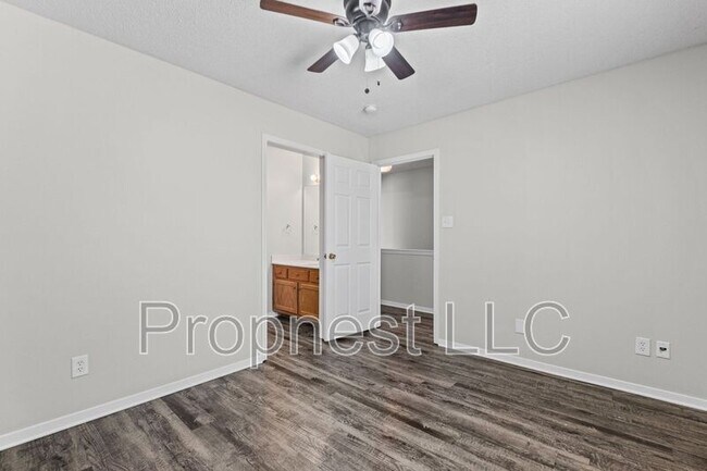 Building Photo - 854 Barrington Woods Cove