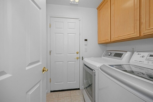 Building Photo - 166 Blackstone Dr