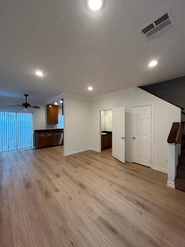 Building Photo - 10154 McClemont Ave