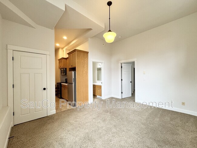 Building Photo - 3340 SW 12th Ave