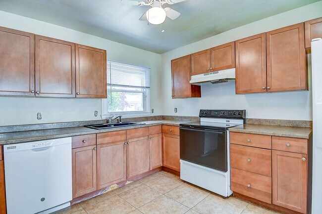 Building Photo - FOR RENT -  BRICK RANCH