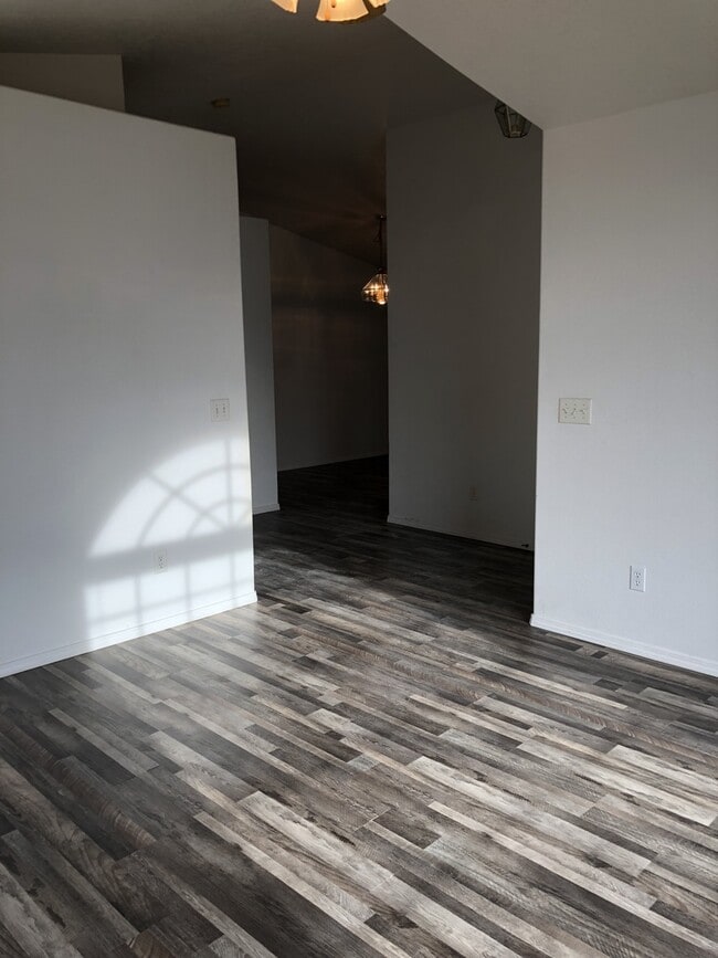 Building Photo - 3 Bed/2 bath...Newer Carpet and Flooring.....