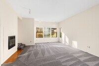 Building Photo - Redmond 3 Bedroom 1.5 Bath Garage Duplex