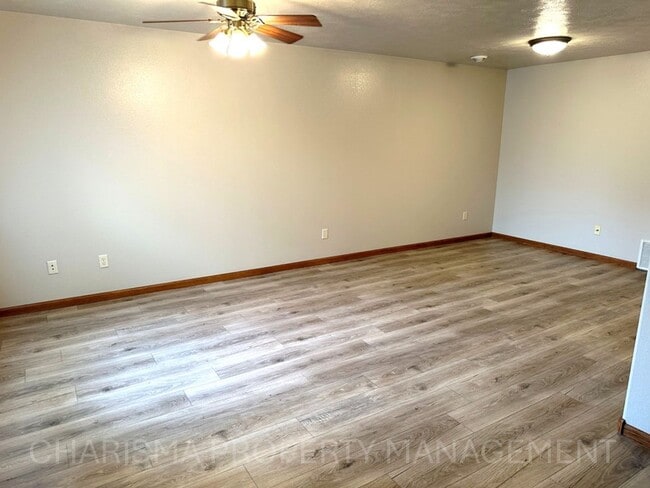 Building Photo - 2 BEDROOM, 1 BATH, NO STEPS, ATTACHED GARA...