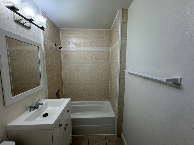 Building Photo - Ready Now! 4/2 Single Family Home in Arlington!