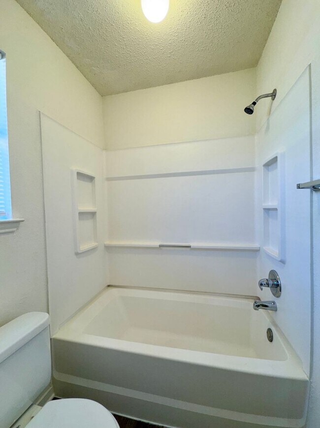 Building Photo - 974 Parkview Cir