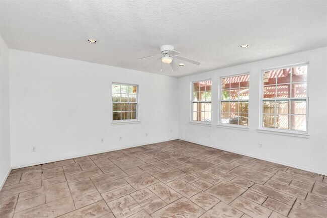 Building Photo - 12418 Mill Ridge Dr