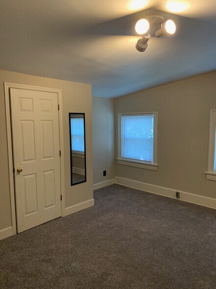 Building Photo - 114 Parker St