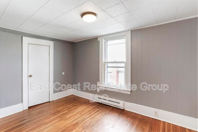 Building Photo - 208 N Mary St