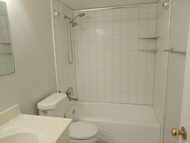 Building Photo - 2/2 condo for rent on Lake Fairview!