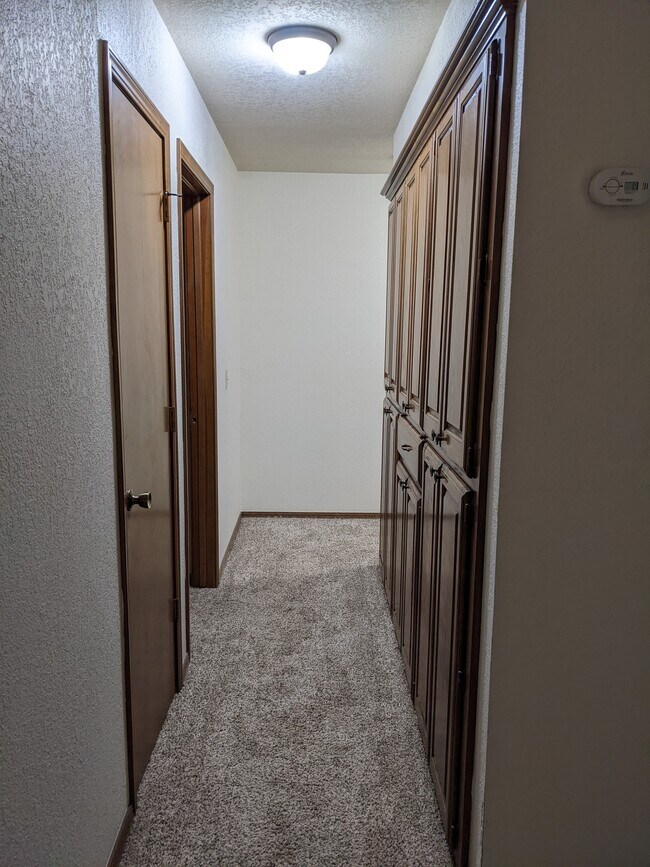 Hallway with lots of storage space - 1618 Julie Plz