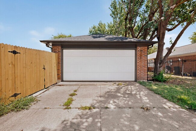 Building Photo - 3701 University Dr