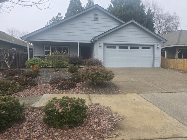 Building Photo - 3 bed 2 bath Home for Rent in Grants Pass