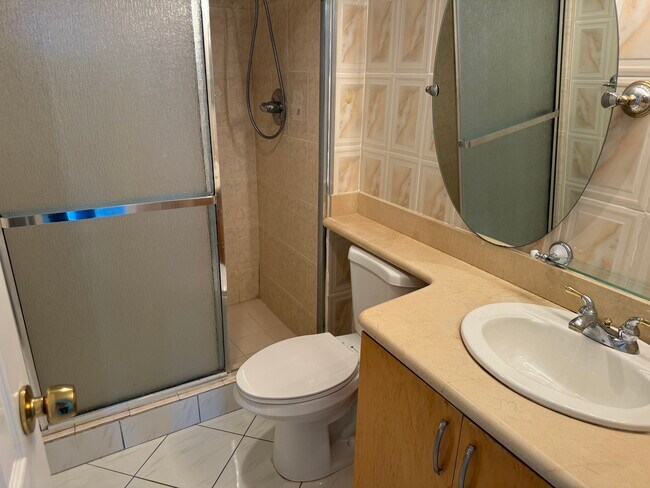 Building Photo - 100 Bayview Dr