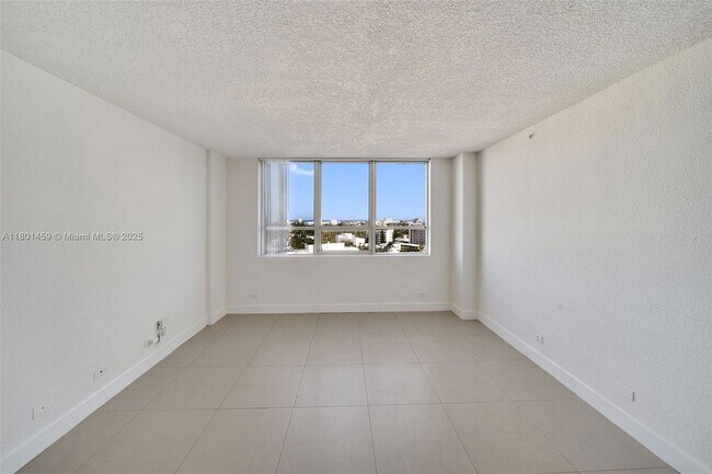 Building Photo - 1500 Bay Rd