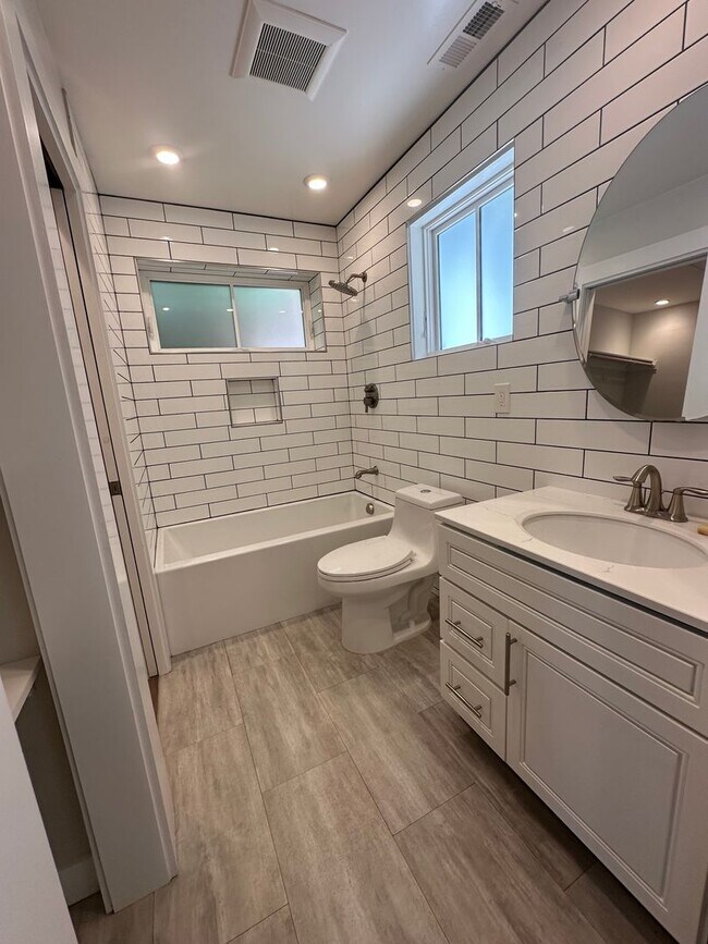 Building Photo - Modern 2-Bedroom Oasis with Expansive Deck...