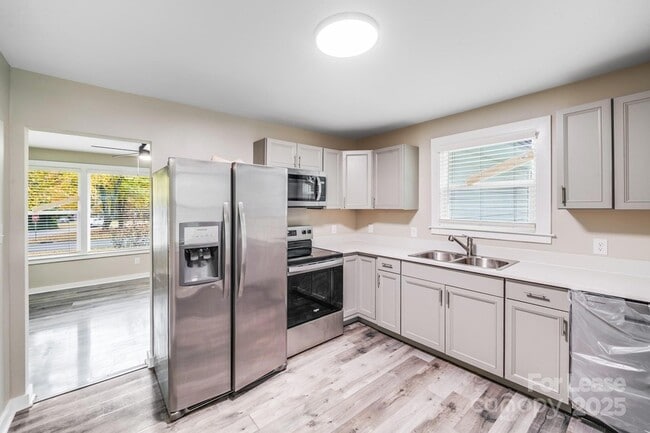 Building Photo - 2301 Shamrock Dr