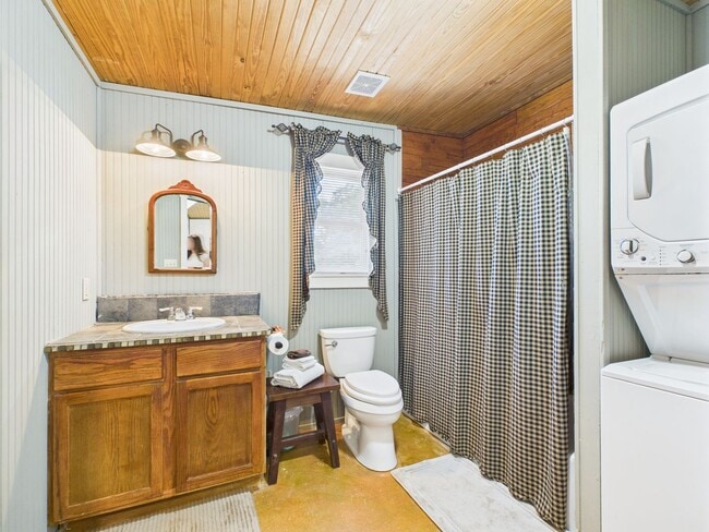 Building Photo - Charming Studio with Large Bathroom, Cute Kitchen & Private Fenced Yard
