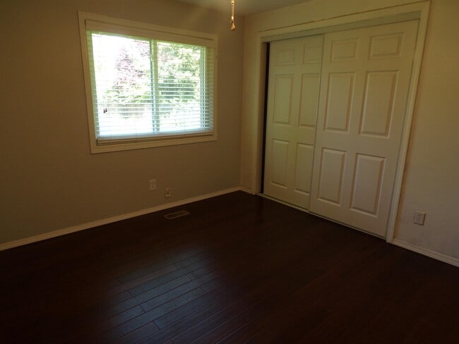 Building Photo - 11865 SW Ebberts Ct