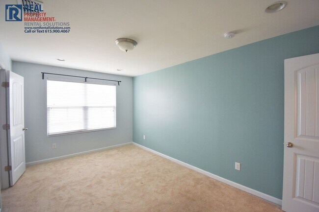 Building Photo - Wonderful townhome 15 min. to downtown Nashville- pool, tennis courts & fitness center!