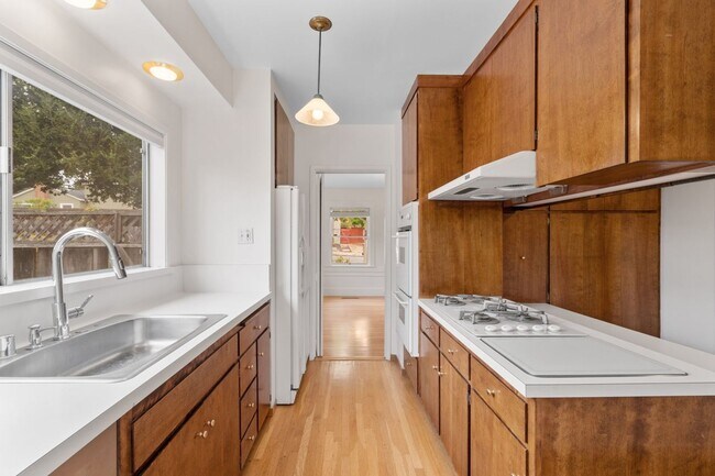 Building Photo - Upper Dimond/Lincoln Highlands Wonderful Craftsman Home!