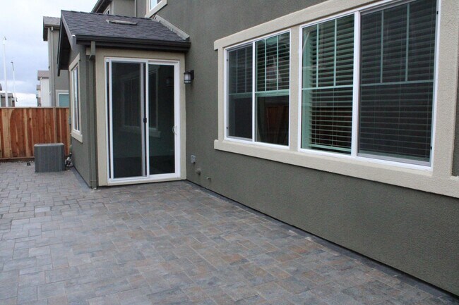 Building Photo - ***PENDING*** 4 Bedroom / 3 Bath House with Solar in San Marco Community-Close to Bart!
