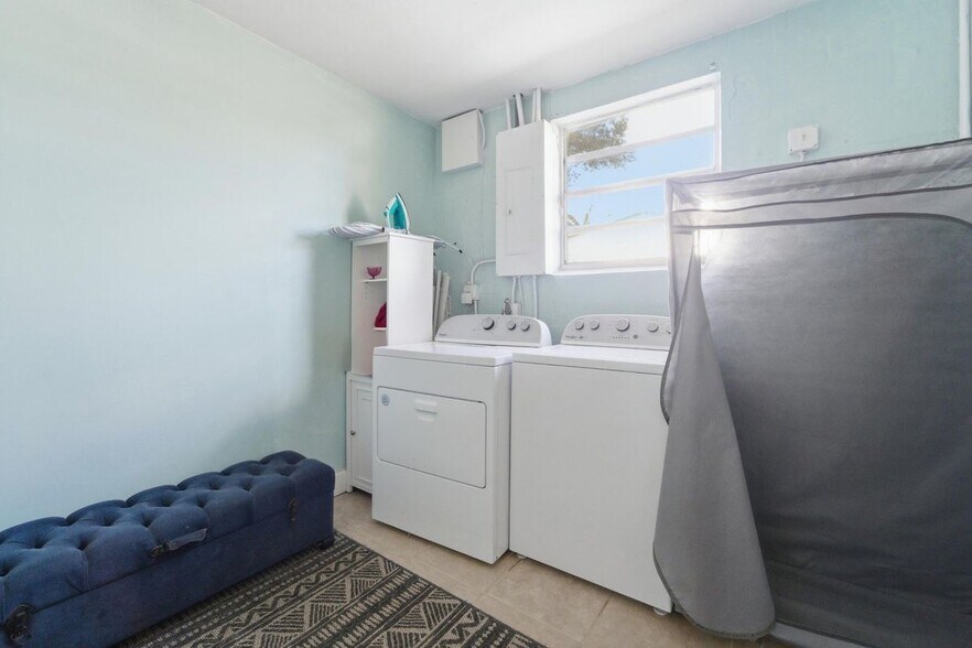 Building Photo - 1424 Willow Rd