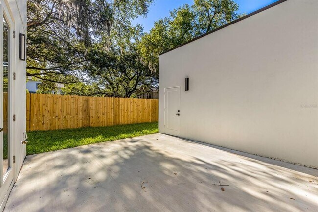 Building Photo - 412 W Amelia Ave