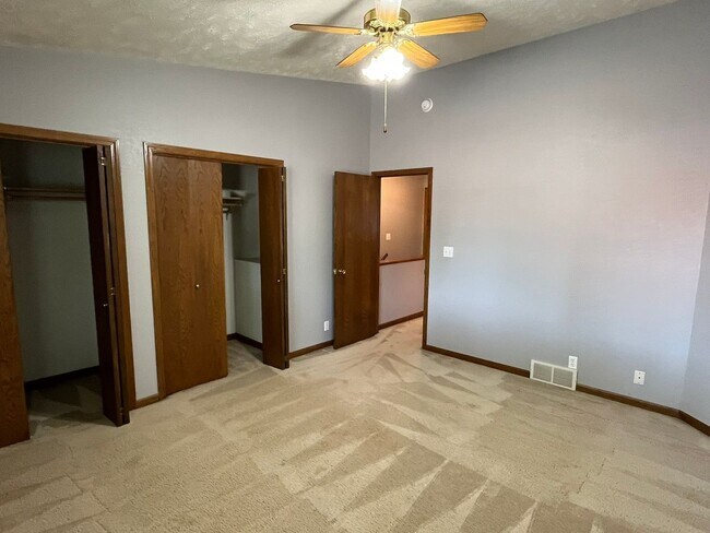 Building Photo - Beautiful 3 bed townhouse!