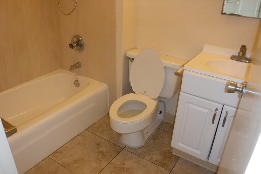 Building Photo - 2211 Ala Wai Blvd