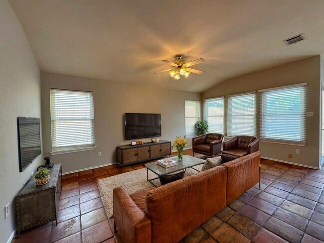 Building Photo - 1508 Highland Dr