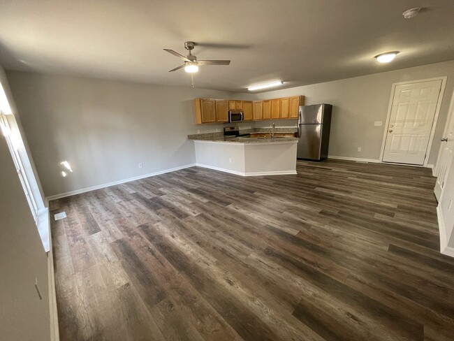 Building Photo - 3 bedroom gem with convenient Nashville lo...