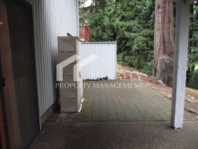 Building Photo - Spacious 3 Bedroom, 2.75 Bathroom Condo in Gig Harbor