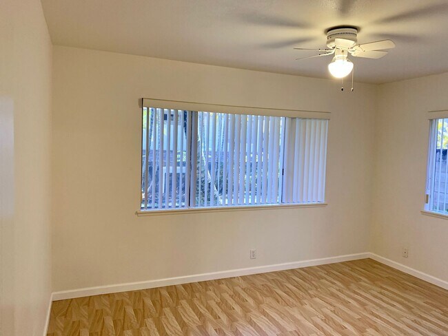 Building Photo - Beautiful SFH 4 bedroom, 2.5 bath, garage with large yard